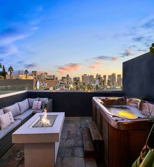 3BR Penthouse✈ Rooftop Jacuzzi with Jetliner Views